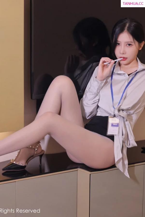 尹甜甜  [XiuRen]高清写真图 2024.01.08 No.7926 尹甜甜 短裙美腿第14张图片